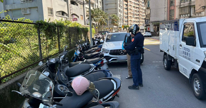 淡水7旬翁打噴嚏自撞，10輛車遭波及所幸無人受傷。（圖/翻攝畫面）