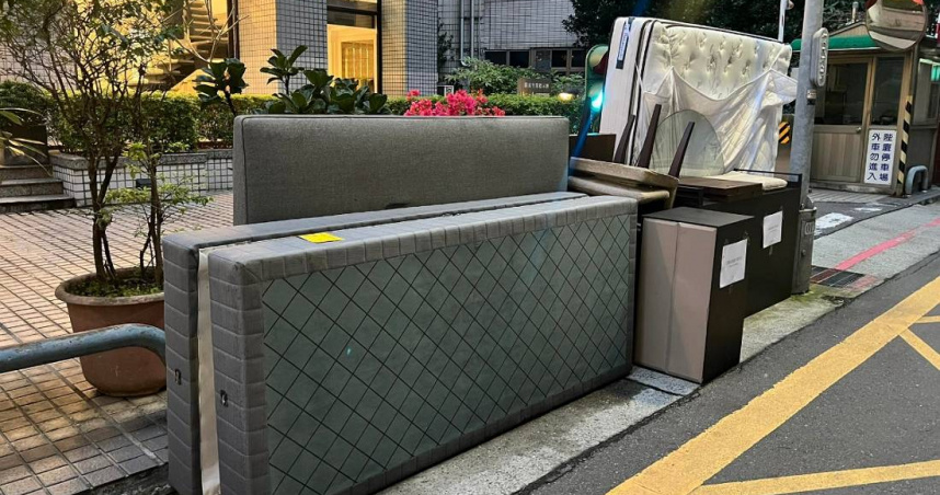 有民眾路過台北市大安區，發現路邊待回收的家具看起來還可以用且要價上萬元，他忍不住拍下PO網表示不理解，引起網友熱烈討論。（圖／翻攝自臉書／路上觀察學院）