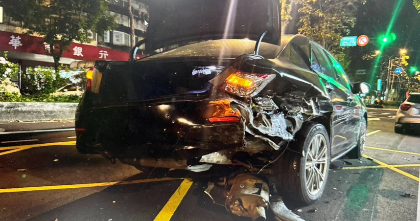 北市信義區光復南路上27日晚間發生4車連撞事故。（圖／翻攝畫面）
