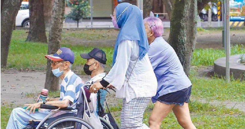 為了滿足急重症家庭短期照護需求，勞動部推出多元陪伴（鐘點移工）計畫。（圖／報系資料照）