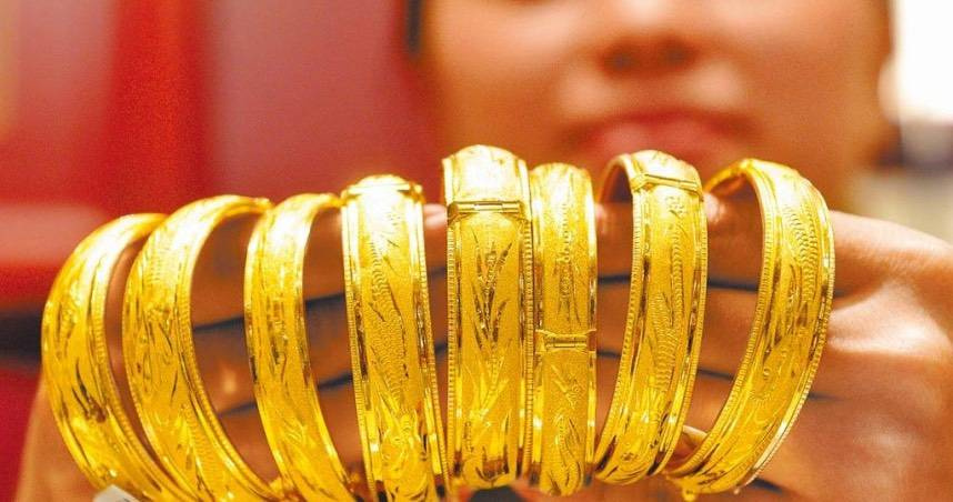 現貨黃金價格31日早盤開高走高，盤中突破每盎司3100美元。（圖／報系資料照）