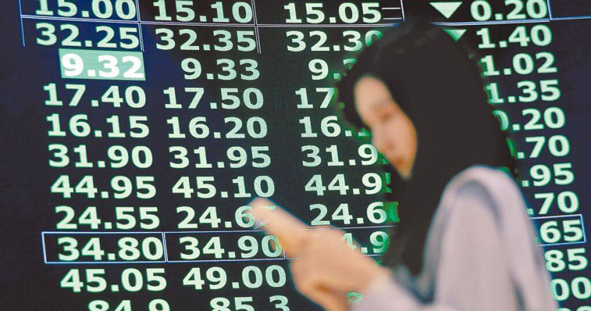 台北股市9日下跌1068點以1萬7391點作收。（圖／中國時報范揚光攝）