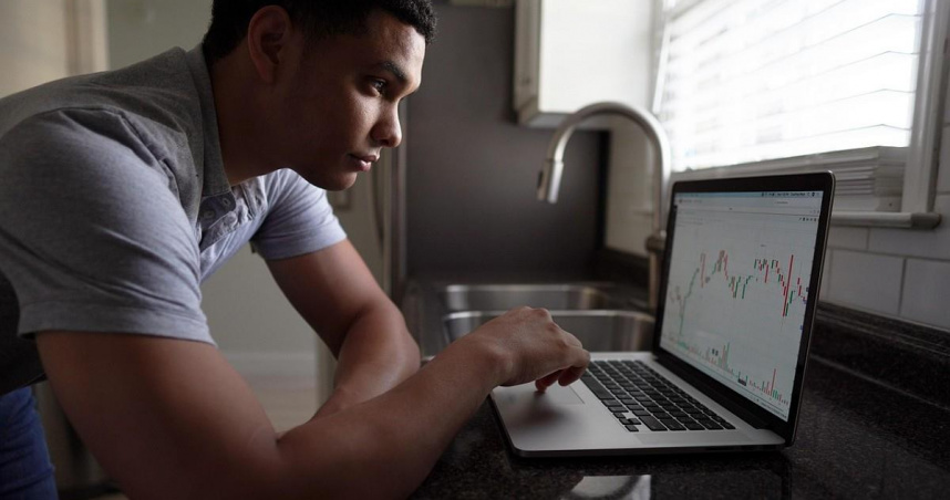 台股遭血洗團滅！ 他慶幸3年前「棄股買房」：還好沒聽親戚的。（封面示意圖／翻攝Pixabay）