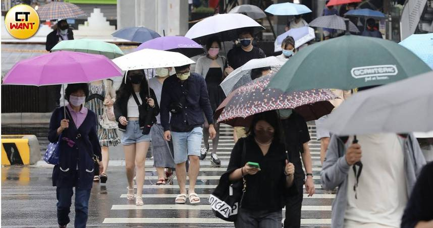 氣象署表示,明天(23日)鋒面影響,中部以北有較大雨勢發生的機率。(圖/CTWANT資料照)