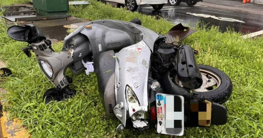 聯結車變換車道時疑視線受阻，不慎碰撞同向1輛機車，導致女騎士遭輾不治身亡。（圖／翻攝畫面）