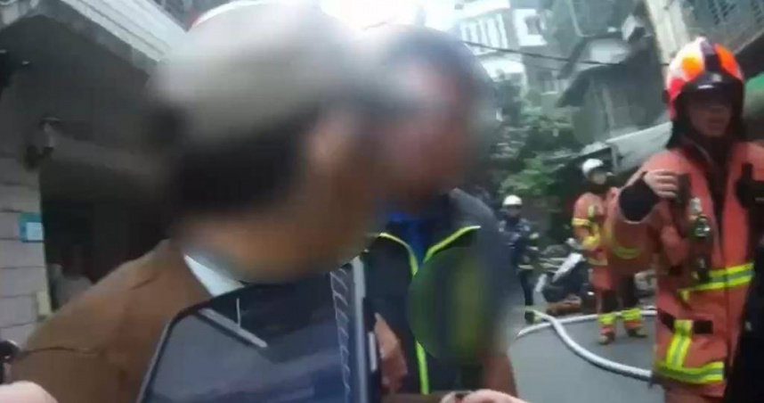 員警查出曲女為新北地檢發布的通緝犯。（圖／警方提供）