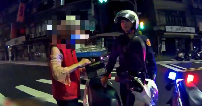 三重7旬婦迷路跨區走了2.3公里，警方獲報後立即開巡邏車載其返家。（圖／翻攝畫面）