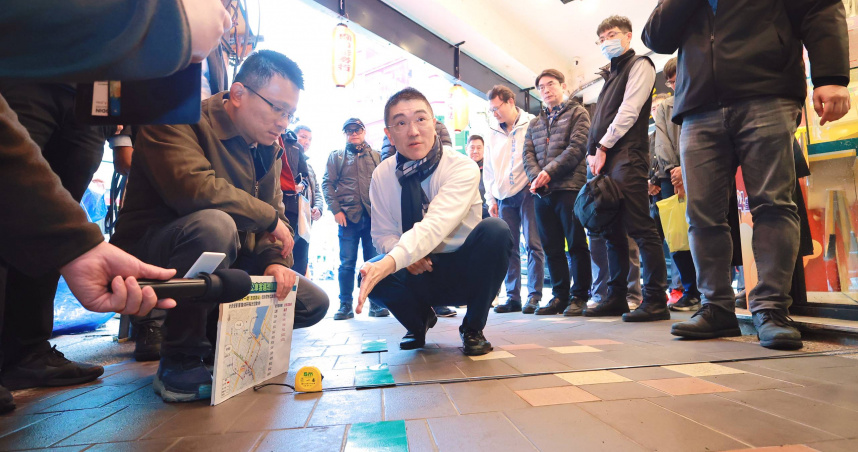 市長謝國樑視察仁三路廟口騎樓整平工程（圖／基隆市政府提供）。