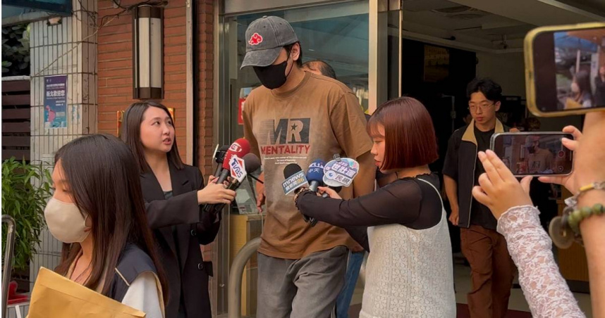 陳零九訊結束離開警局，將前往新北地檢署複訊。（圖／沈建邦攝）