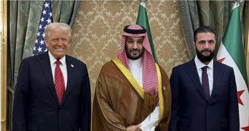 由左至右分別是美國總統川普、沙烏地阿拉伯王儲沙爾曼、敘利亞臨時總統夏拉。（圖／達志／美聯社）