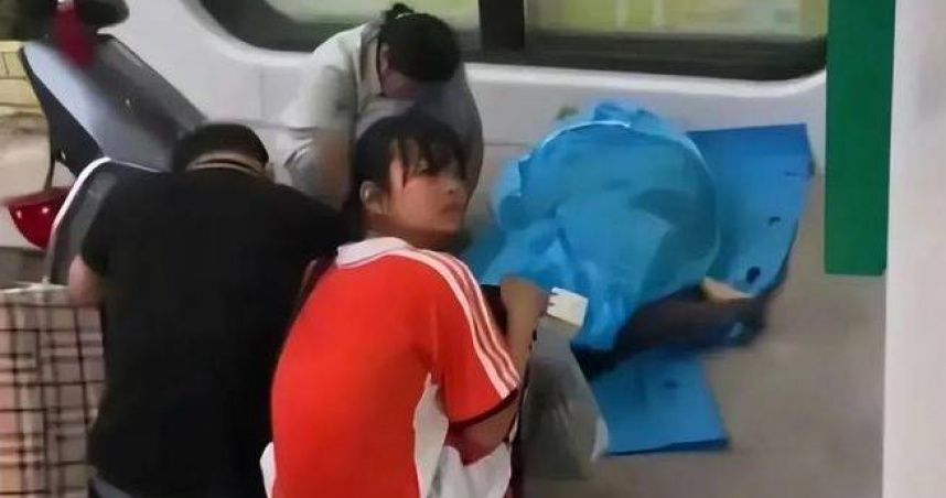 湖南有民眾控訴要領錢，銀行卻要求病危的本人親自到場。（圖／翻攝自微博）