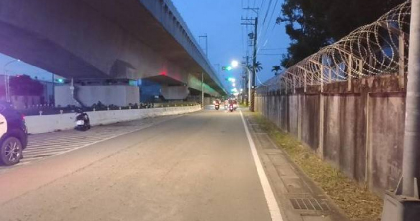 台中高鐵橋下16日發生車禍，女騎士遭後方貨車追撞命危，送醫搶救仍宣告不治。（圖／翻攝畫面）
