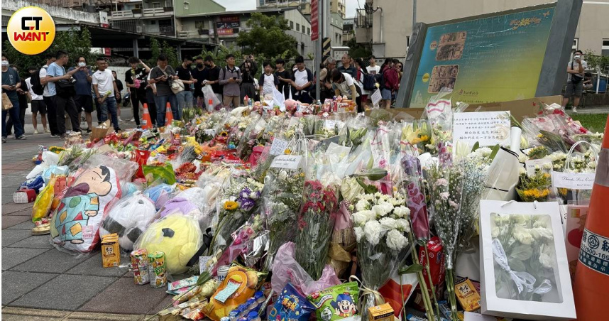 三峽重大車禍3人不幸喪生，許多民眾準備鮮花、零食到現場悼念。（圖／沈建邦攝）