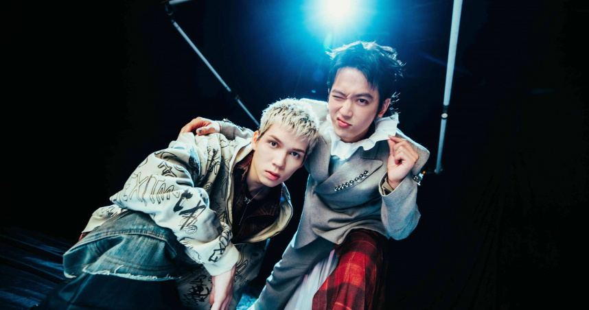 吳思賢（右）和派偉俊合作的新歌〈Chasing Dreams〉，吳思賢還特別為MV自製帽T。（圖／華納音樂提供）