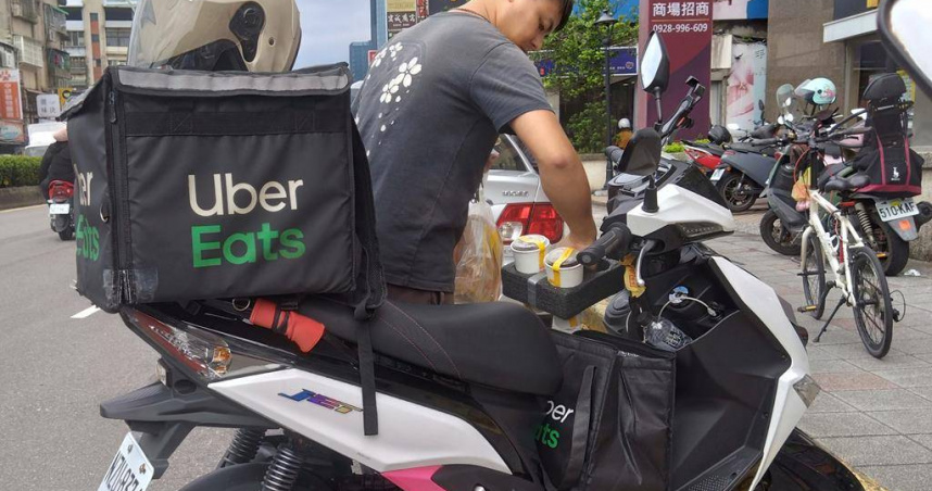 外送員工作不能嚼口香糖，Uber Eats表示，目前均已落實在平台的食品安全衛生教育課程中，新政策將持續配合。(圖／報系資料照)