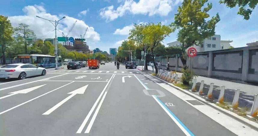 台北市民權東路右轉光復北路的路面標線前年6月改繪，但外側為機慢車道，卻還新增雙白線加上汽車右轉專用道，近2年多被開單近千件，形成機車騎士的「罰單陷阱」。經議員李明賢反映，市府已改善。（圖／摘自李明賢臉書／中國時報徐佑昇台北傳真）