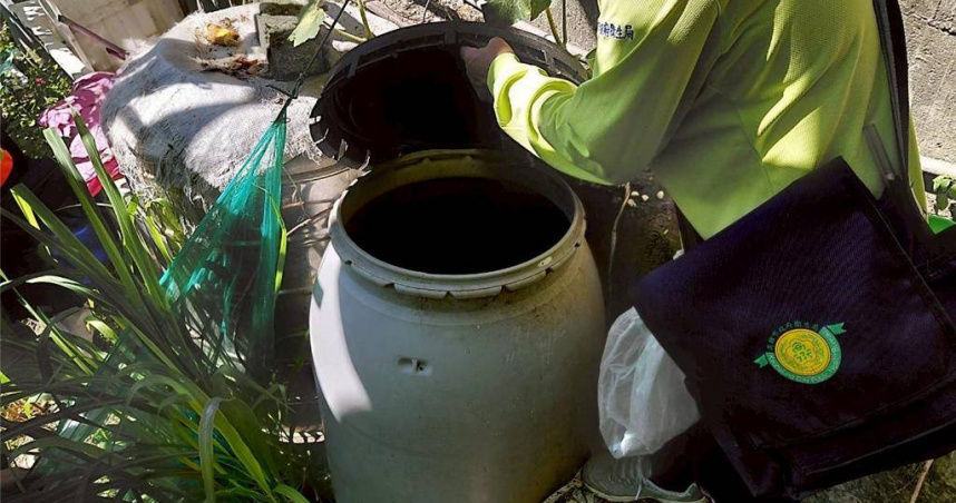 防疫人員針對菜園水桶進行孳生源查核。（圖／翻攝畫面）