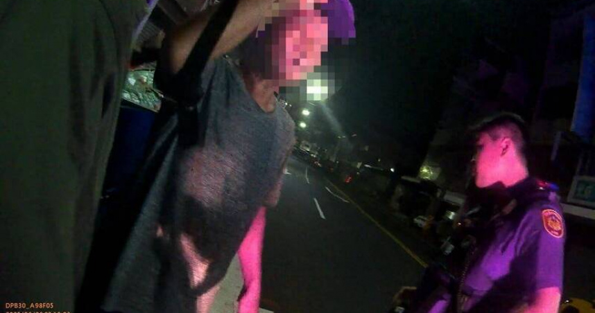 屏東潮州鎮超商前發生圍毆事件，伍男爺爺護孫心切勸架卻遭波及受傷。（圖／翻攝畫面）