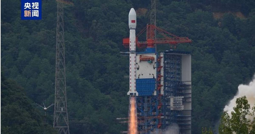 今天下午5點37分，中共於四川西昌衛星發射中心，執行運載火箭搭載衛星發射任務。該火箭飛行路徑經我防空識別區，高度位於大氣層外。（圖／翻攝央視新聞）