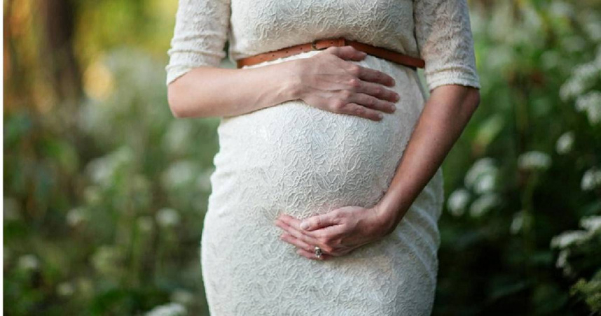 一名懷孕21周的準媽媽，雖未出現症狀，但透過中期子癲前症篩檢發現屬於高風險，在後續的監測用藥下，終於安全生下寶寶。（示意圖／翻攝Pexels）