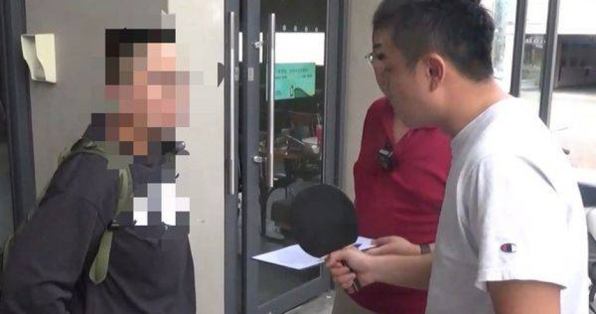 彰化警方成功逮捕詐騙集團女車手，現場查扣60萬元現金及偽造證件。（圖／翻攝畫面）