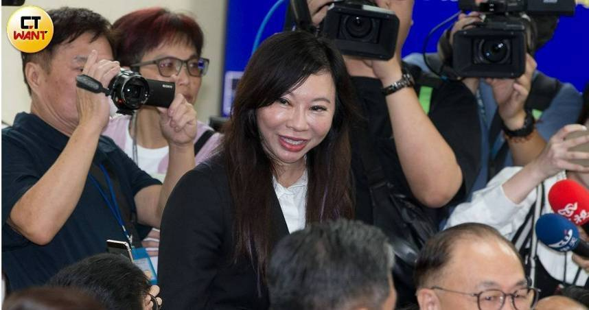 陸方宣布啟用M503航線W121銜接航路，民眾黨立委林憶君對此呼籲政府重啟對話，守住國防與飛安底線。（圖／黃威彬攝）