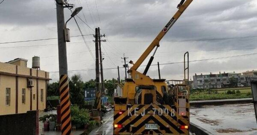 彰化雷雨重創電網3000戶停電。（ 圖／翻攝畫面）