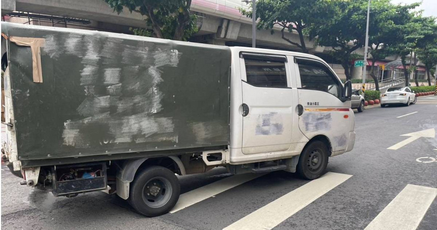 北投鄭姓婦人10日中午12時許，在過斑馬線時，遭到左轉的貨車狠撞，送醫仍宣告不治。（圖／翻攝畫面）