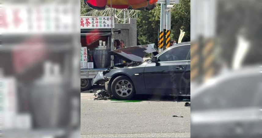 12日下午岡山區警方獲報，河華路與前峰路口發生車禍，2部轎車相撞後又波及到旁邊賣青草茶的小貨車。（圖／民眾提供）