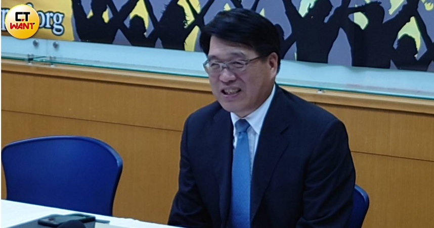 台灣民意基金會董事長游盈隆分析，大罷免造成兩大黨對峙，可能進而邊緣化其他小黨。（圖／甯其遠攝）