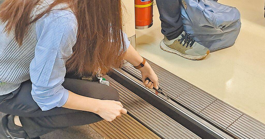 台北捷運近日接連發生異物卡住車門導致無法關閉事故，2起事故與往常不同，需將車門完全拆除才能排除異物。圖為北捷人員使用特殊鐵鉤工具排除異物。 （圖／台北捷運公司提供／中國時報徐佑昇台北傳真）