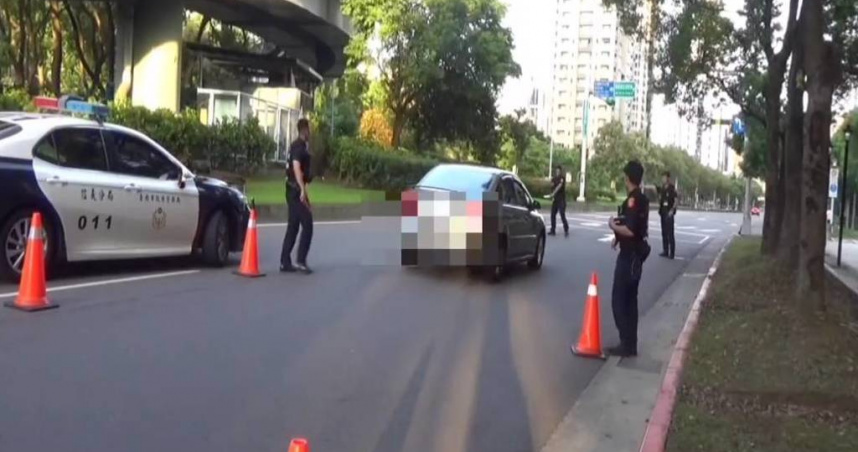 今晨台北市發生汽車駕駛拒檢衝撞，員警開槍制止。（圖／翻攝畫面）