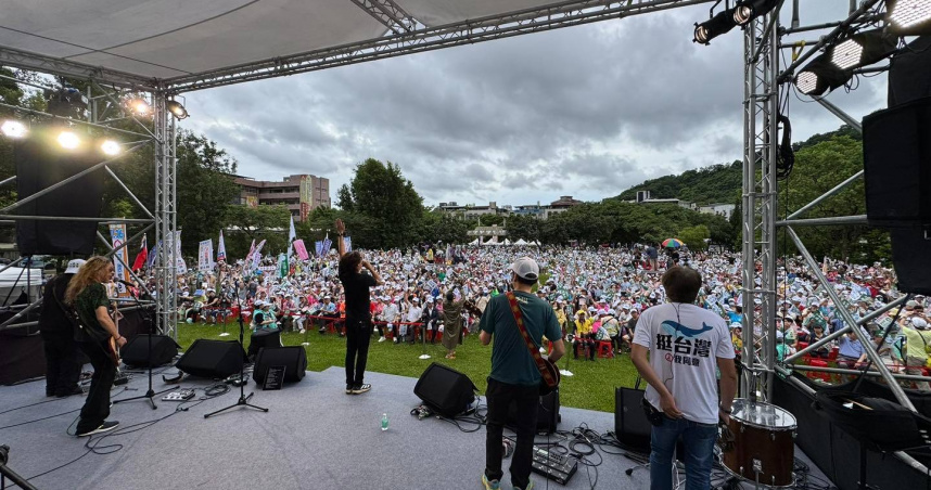 民進黨台北市議會黨團20日在文山區景華公園舉辦「726台北同意罷」造勢，並邀請董事長樂團、楊烈獻唱。（圖／翻攝自趙怡翔臉書）