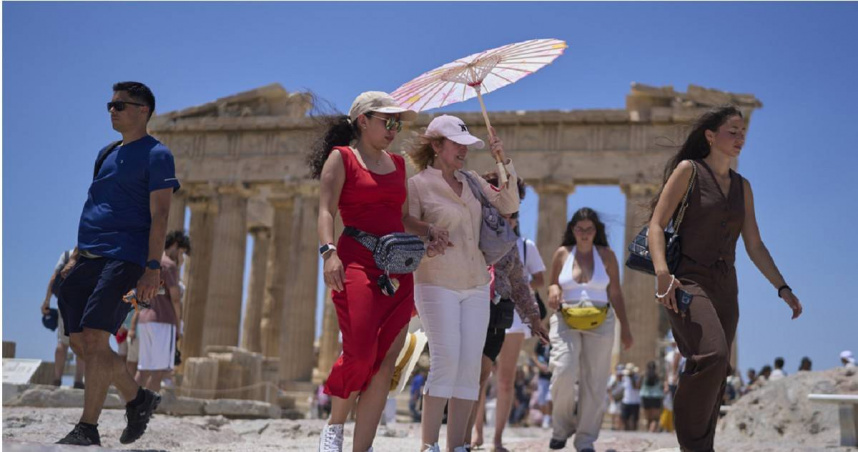 希臘連日高溫飆破40度，遊客在雅典觀光景點尋找遮蔭避暑。（圖／達志／美聯社，下同）