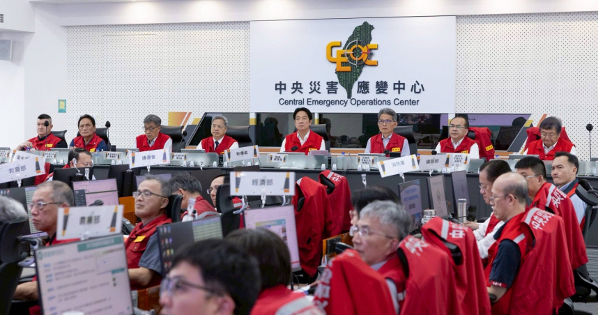 總統賴清德7月29日至中央災害應變中心視導，並與臺南市、嘉義縣、高雄市、屏東縣等地方政府首長視訊連線，了解應變工作及防災整備情形。（圖／總統府提供）