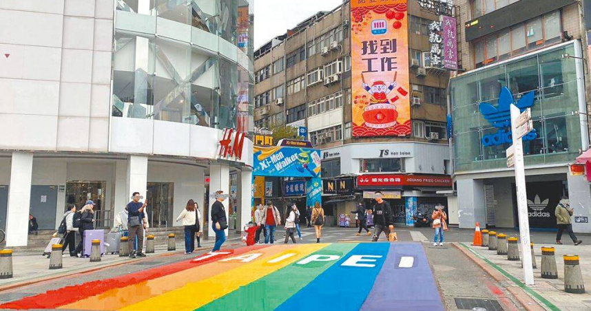 北市觀傳局表示，為迎接10月同志遊行，重新彩繪於西門町徒步區的「6號彩虹」，完工後彩虹TAIPEI字樣將轉向西門町，遊客拍攝時也能同框西門町商圈。圖為繪製完成後示意圖。（圖／北市觀傳局提供／中國時報張珈瑄台北傳真）