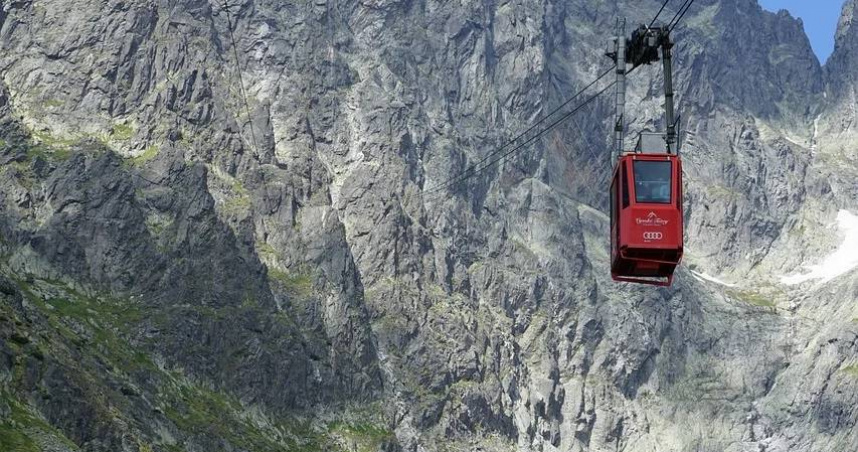 俄羅斯南部納爾奇克山區度假村 8 日發生纜車斷裂事故，造成多名遊客從高空墜落受傷，救援人員緊急疏散被困乘客。（示意圖／Pixabay）
