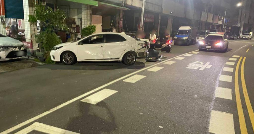 今（18）日凌晨3點半高雄市三民區鼎貴路一輛轎車自撞路邊車輛，警方到場發現「駕駛跑了」，在沿線逮到23歲蔡姓男子，確認酒精濃度超標，依公共危險罪及多項交通違規送辦。（圖／警方提供／任義宇高雄傳真）