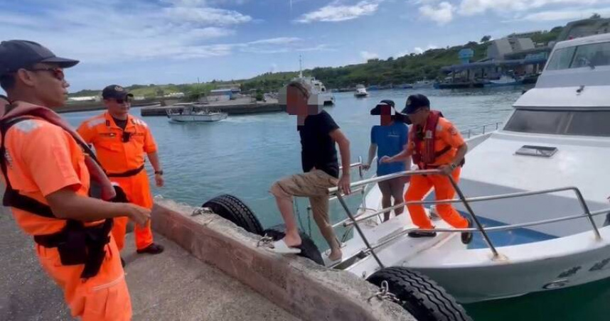 通緝犯搭遊艇想出海遊憩規避追查，被海巡人員眼尖攔截歸案。（圖／翻攝畫面）