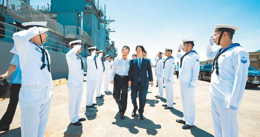 賴清德總統（中）22日在國防部長顧立雄（中左）陪同下勗勉海軍168艦隊，並宣示國軍未來籌措的武器裝備，包含「下一代巡防艦」。（圖／總統府提供）