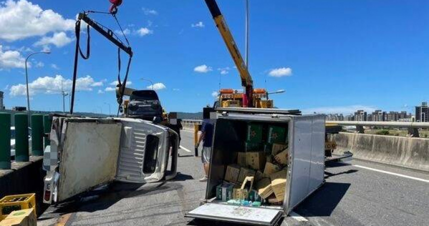 台64小貨車爆胎翻覆，啤酒灑滿路幸駕駛無恙。（圖 ／翻攝畫面）