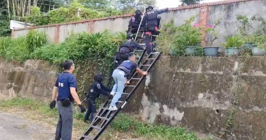 新北刑大掌握據點後，會同霹靂小組赴苗栗山區進行攻堅。（圖／翻攝畫面）