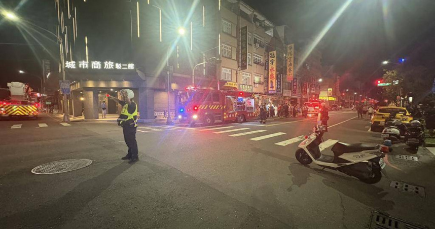 鼓山區一家電機行發生火警，屋內曾姓一家7口共5人受傷送醫，其中38歲長子全身50％燒燙傷情況最為嚴重。（圖／警方提供）