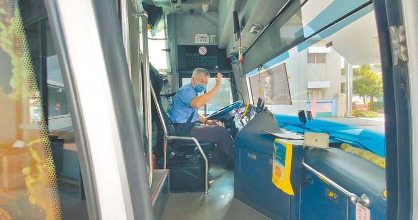 國光客運將結束西螺轉運站經營權，司機5日仍堅守崗位，向站務人員及乘客揮手致意。（圖／中國時報周麗蘭攝）