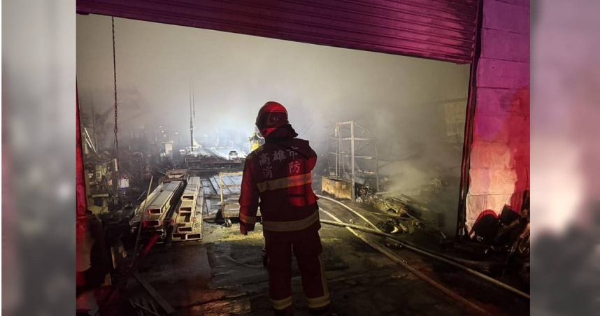 高雄大寮驚傳雙工廠火警3小時內連燒2場。（圖／翻攝畫面）