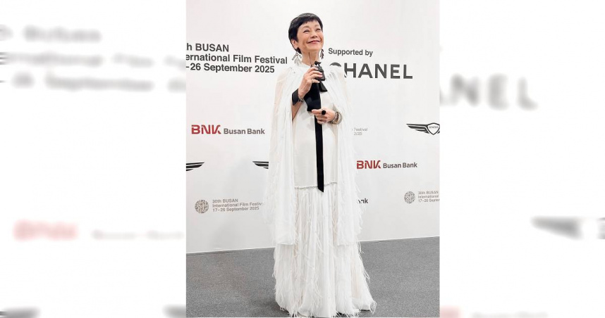 《他年她日》監製張艾嘉開心獲頒釜山影展年度「山茶花獎」。（圖／甲上娛樂提供）