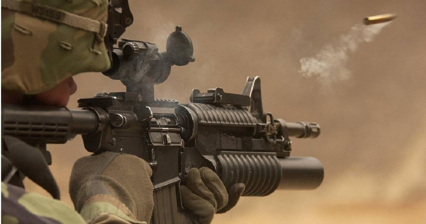 柬埔寨一名軍人因妻子遭人誤扔石頭，怒對多人連開20多槍，造成3人死亡。（示意圖／Pixabay）