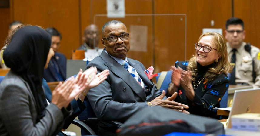 美國加州男子莫里斯・海斯廷斯被誤判謀殺罪入獄38年，經DNA鑑定獲平反後，獲得2,500萬美元國賠。圖為他在平反當日步出法院現場。（圖／達志／美聯社）