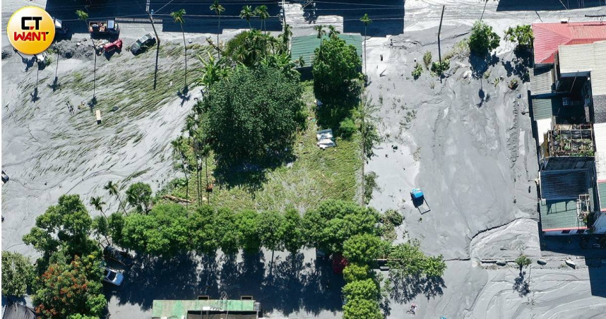 馬太鞍溪溪堰塞湖23日下午潰堤溢流，農牧業受損慘重。（圖／黃耀徵攝）