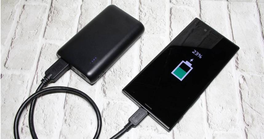 日本一名少女睡前用行動電源充手機，半夜卻發生自燃爆炸意外，導致公寓發生火警，有6人因吸入濃煙被緊急送醫。（示意圖／unsplash）